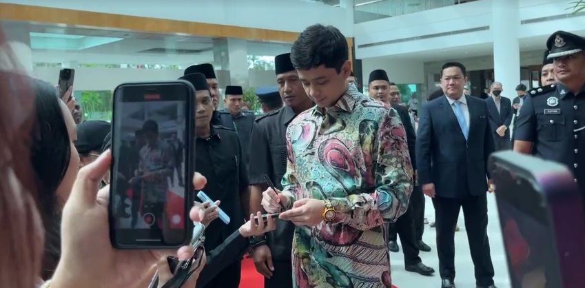 彭亨王储抵达古晋访问