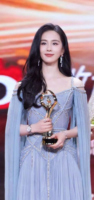 微博之夜红毯|赵露思被亏穿奶牛装当场变脸 杨幂旗袍开高衩到腿根