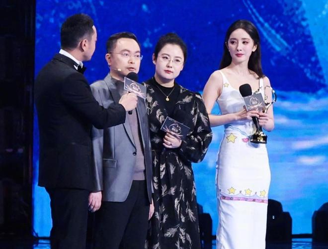 微博之夜|杨紫3度封Queen 杨幂获公益奖遭质疑