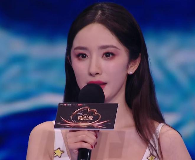 微博之夜|杨紫3度封Queen 杨幂获公益奖遭质疑