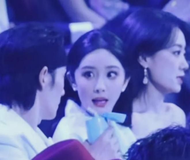 微博之夜|杨紫3度封Queen 杨幂获公益奖遭质疑