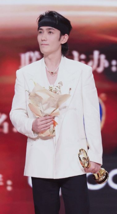 微博之夜|杨紫3度封Queen 杨幂获公益奖遭质疑