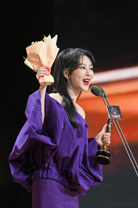 微博之夜|杨紫3度封Queen 杨幂获公益奖遭质疑