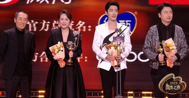 微博之夜|杨紫3度封Queen 杨幂获公益奖遭质疑