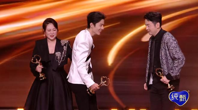 微博之夜|杨紫3度封Queen 杨幂获公益奖遭质疑