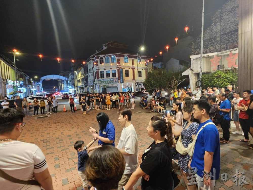 怡游客涌入市民欢庆 300人坝罗步行街迎新年