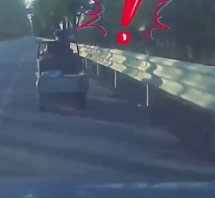 情侣开车只顾嬉闹不看路 撞死三轮车司机