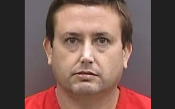 想和17岁亲生女儿交往 情书被发现男子开枪杀人