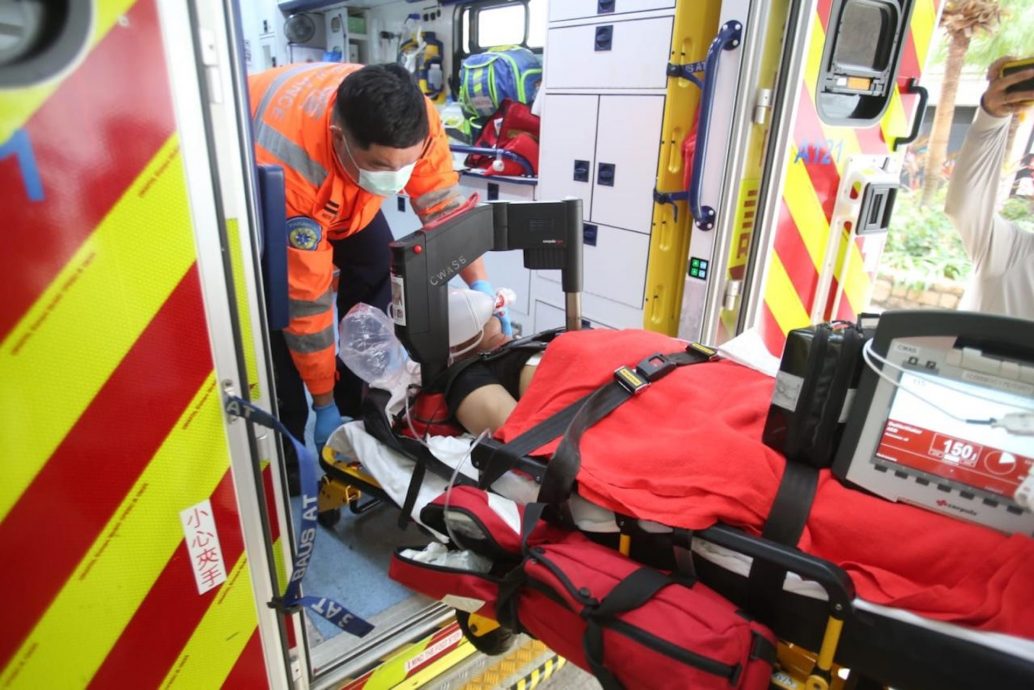 打卡拍照乐极生悲 姐坠海弟救人酿2死