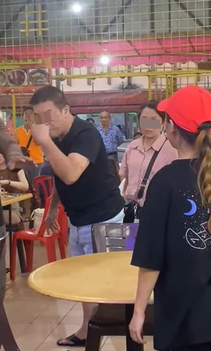 投诉鸡扒凉了又不收退款 顾客要求小贩:吃完给我看!