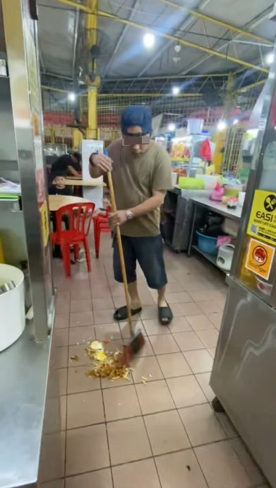 投诉鸡扒凉了又不收退款 顾客要求小贩:吃完给我看!