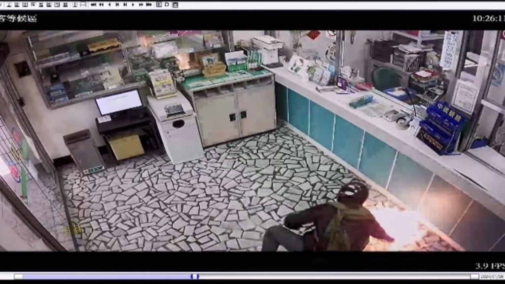 投资惨亏持刀闯邮局 男子抢劫失败纵火逃