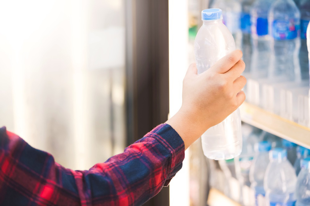 拼盘)比先前发现多千倍,研究:1公升瓶装水有24万个塑胶颗粒