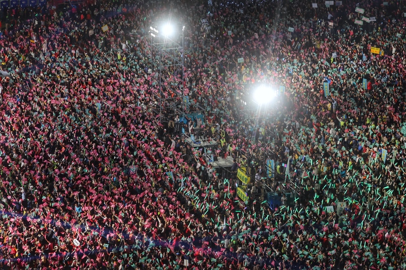 换文,天下事主文)一票定台美中关系/主 台选民夹在巨人博弈