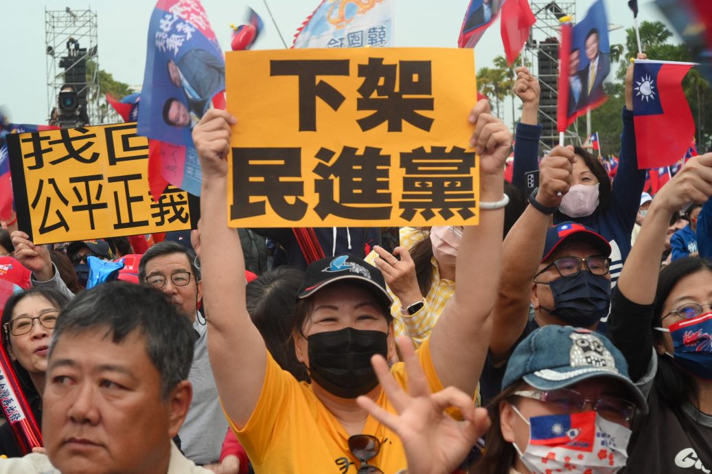 换文,天下事主文)一票定台美中关系/主 台选民夹在巨人博弈