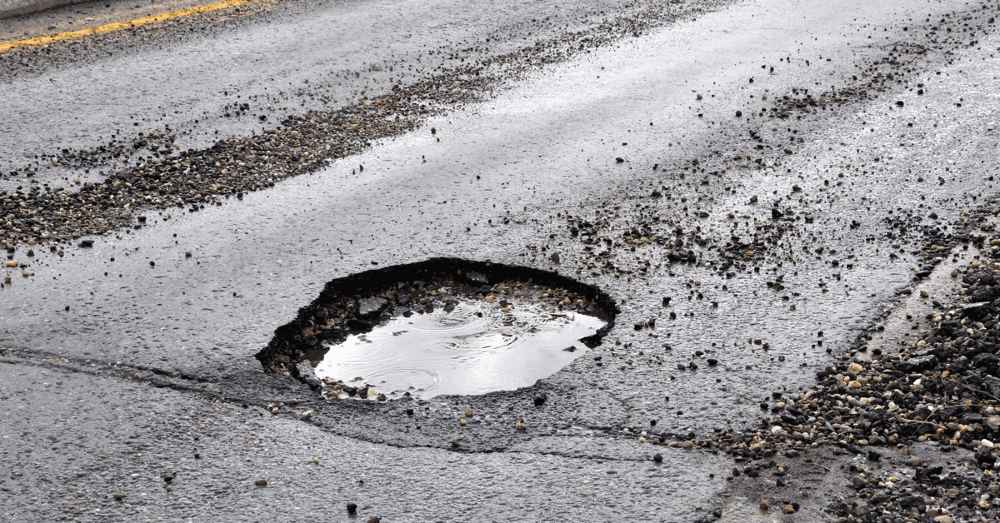 救护车辗过坑洞猛晃 孙子抬头看:病逝祖父活过来