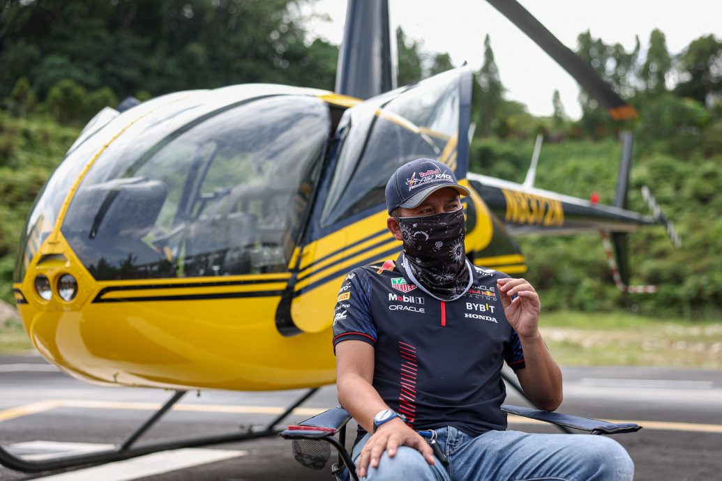 教驾飞机视频爆红 机师:有热情、肯努力就一定能!