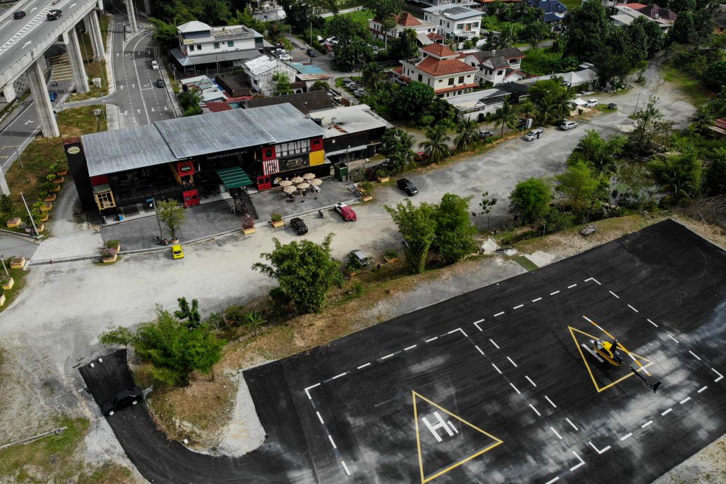 教驾飞机视频爆红 机师:有热情、肯努力就一定能!