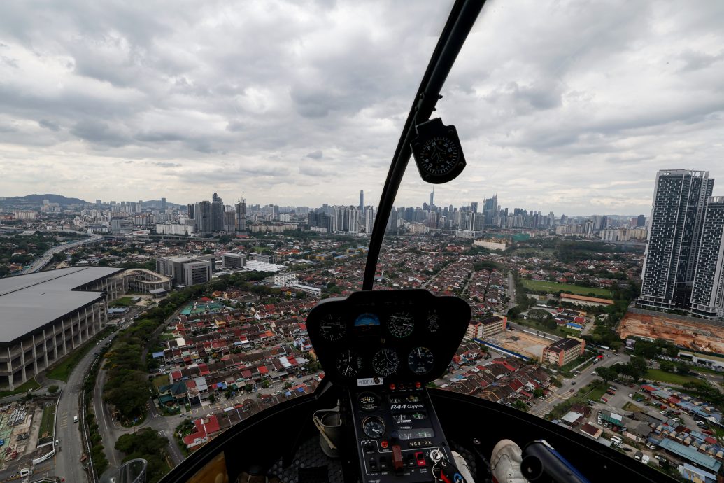 教驾飞机视频爆红 机师:有热情、肯努力就一定能!