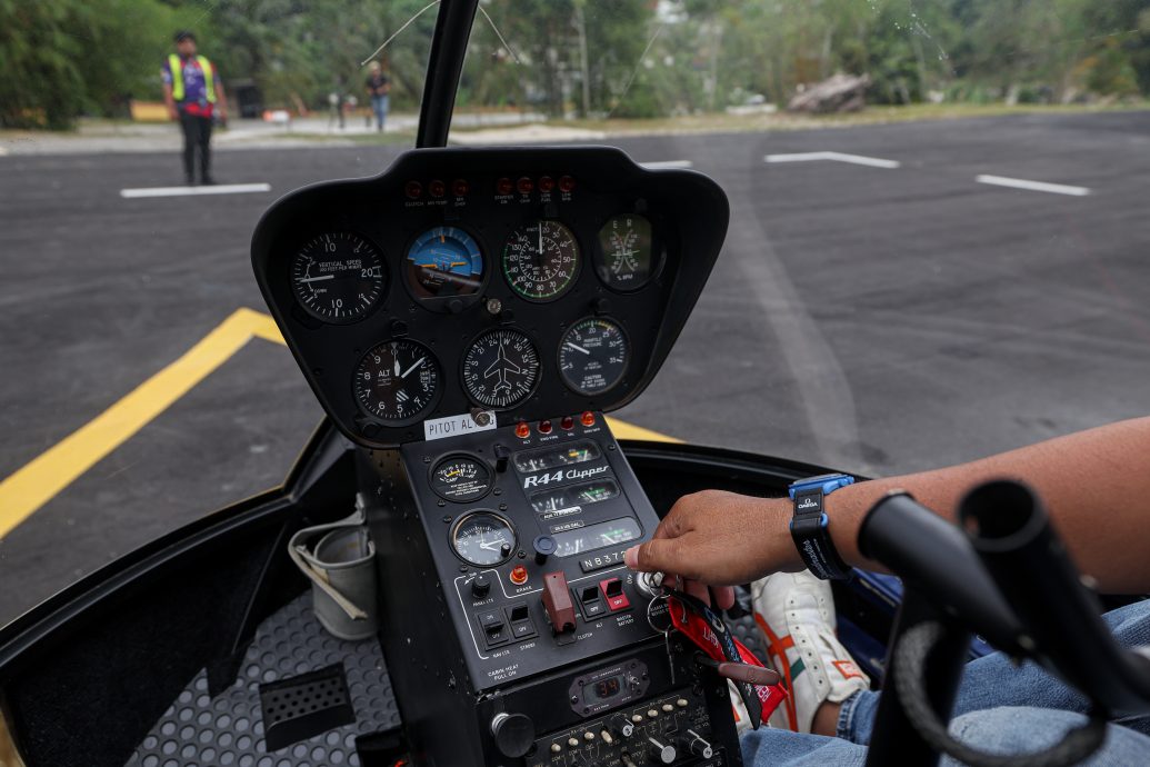 教驾飞机视频爆红 机师:有热情、肯努力就一定能!