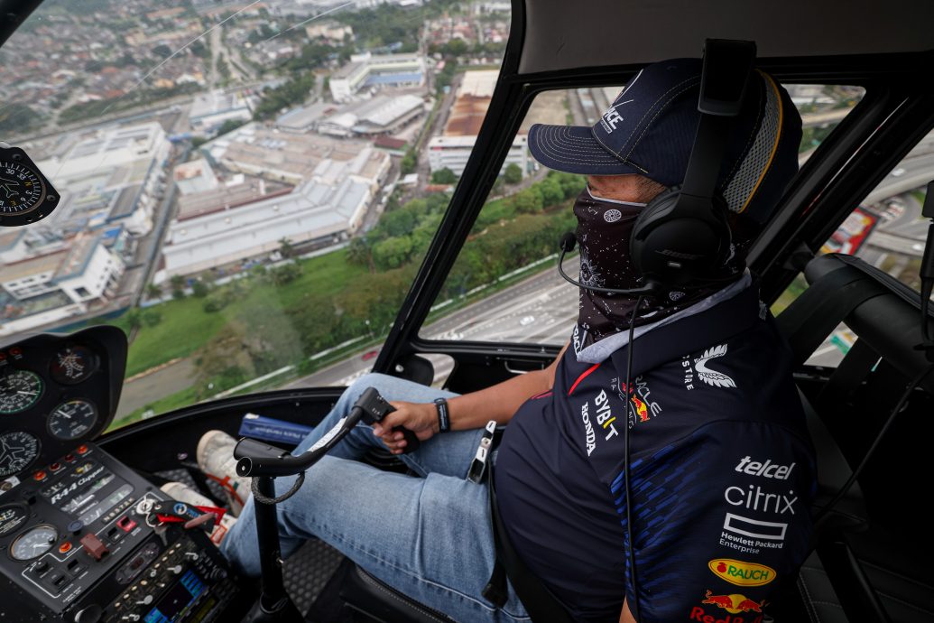 教驾飞机视频爆红 机师:有热情、肯努力就一定能!