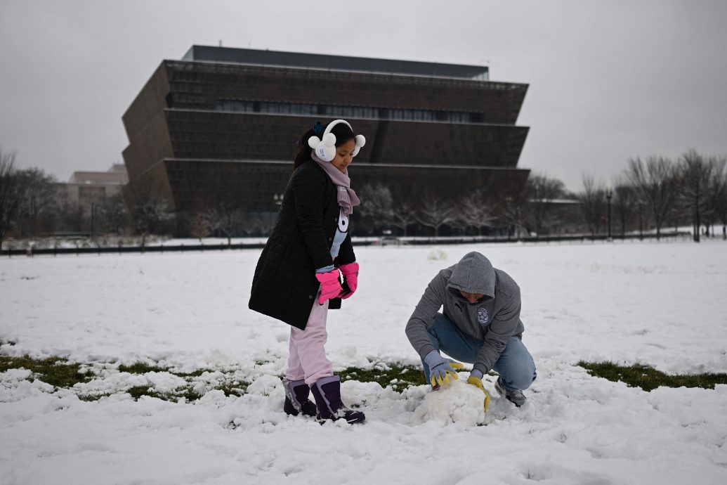 数万人无电可用 冬季风暴袭美 近90人死 /主