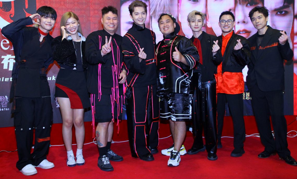 新年歌《周星翅》集结电影经典对白 朱浩仁望星爷点赞分享“一起炸爆他”	