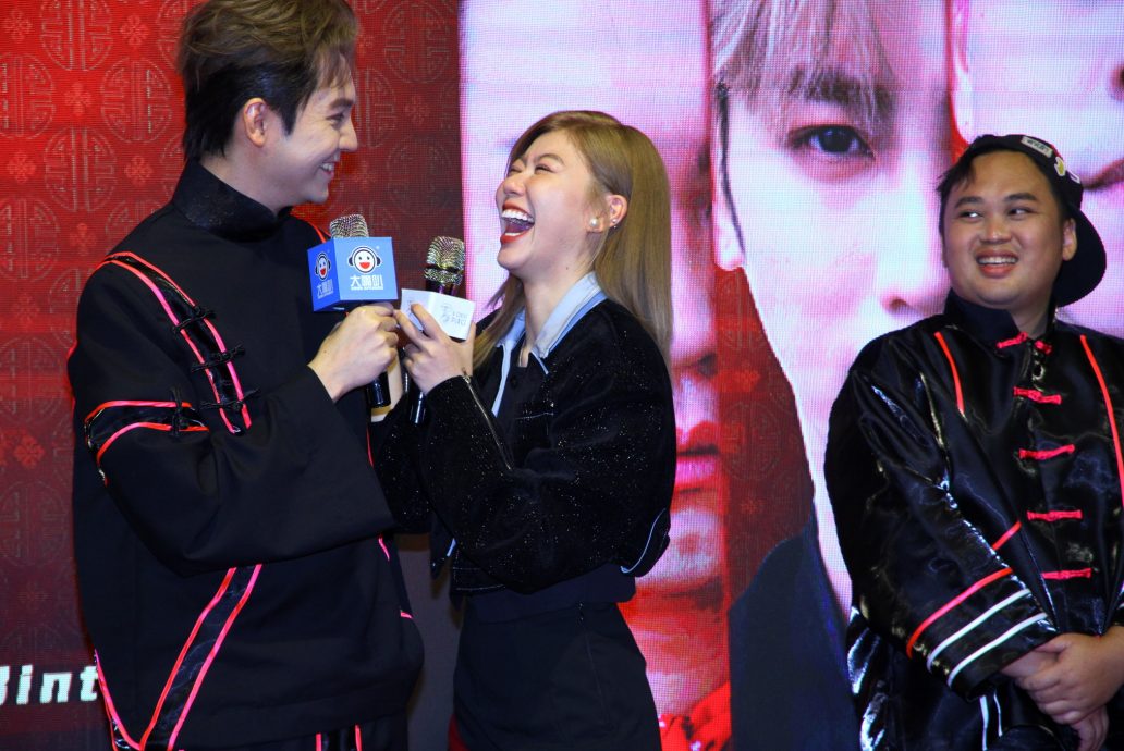 新年歌《周星翅》集结电影经典对白 朱浩仁望星爷点赞分享“一起炸爆他”	