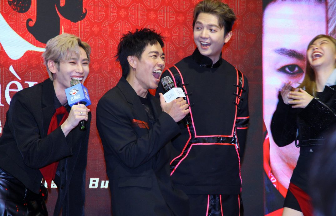 新年歌《周星翅》集结电影经典对白 朱浩仁望星爷点赞分享“一起炸爆他”	