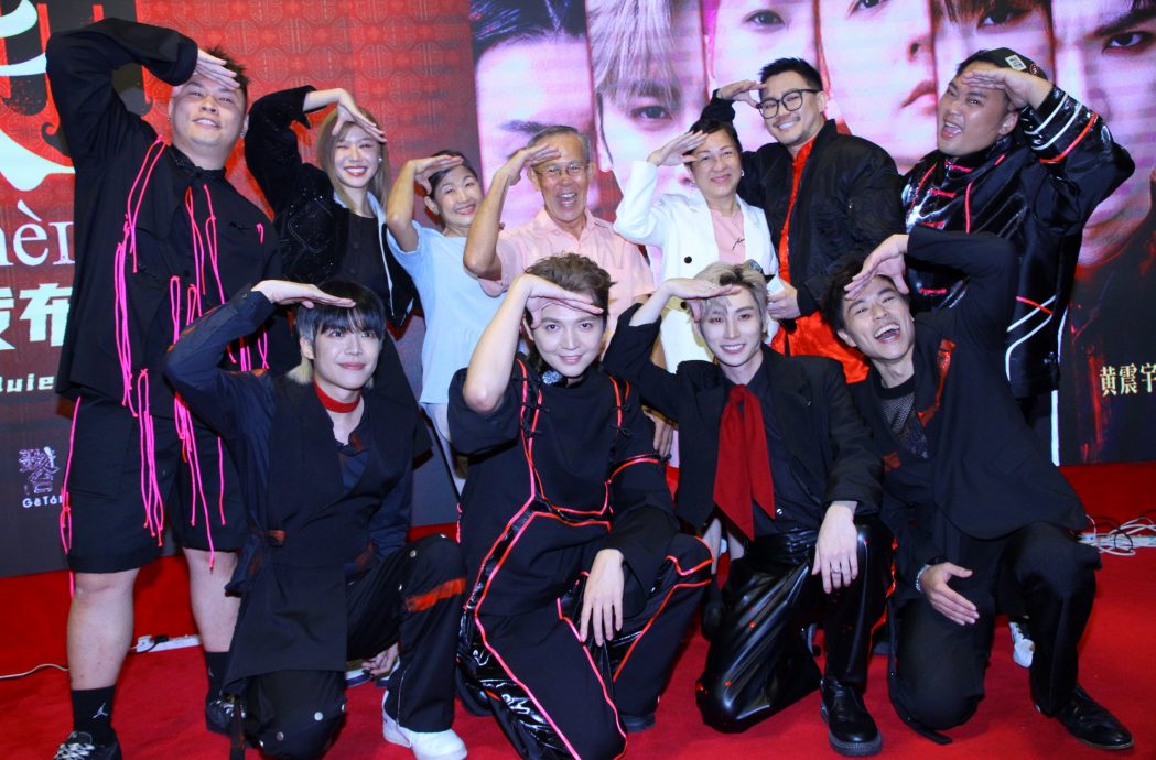 新年歌《周星翅》集结电影经典对白 朱浩仁望星爷点赞分享“一起炸爆他”	