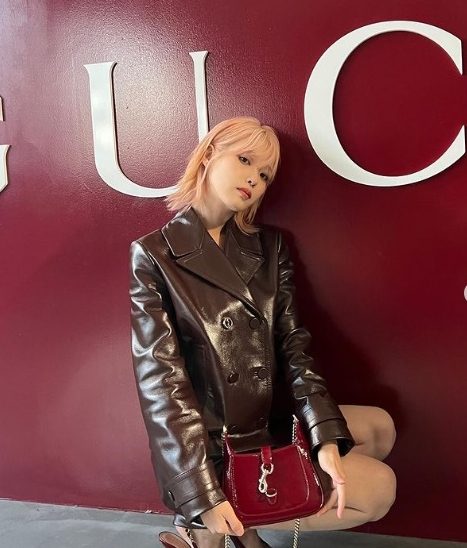 新歌与V合作海报惹不满 IU招LGBTQ成员批评