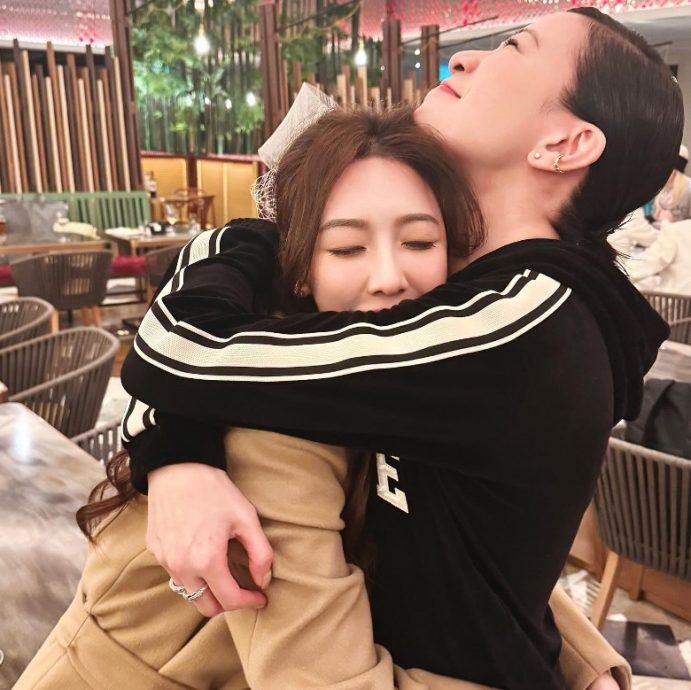 晒紧抱何依婷合照 ​佘诗曼粉碎不和传闻 