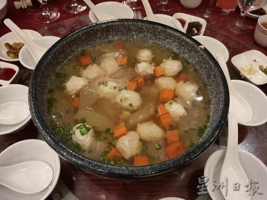 27对夫妻重温数十年前婚宴