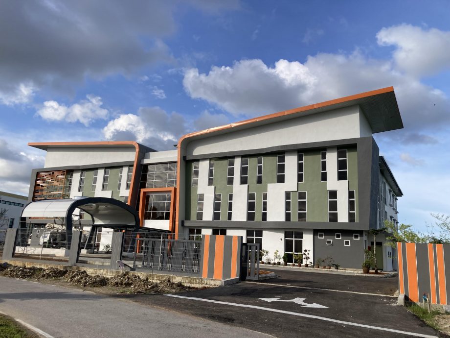 商人虽因疫情结束生意,仍毅然捐款10万令吉行善