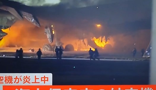 更新 载367乘客日航客机与海上保安厅飞机相撞起火 367人脱困