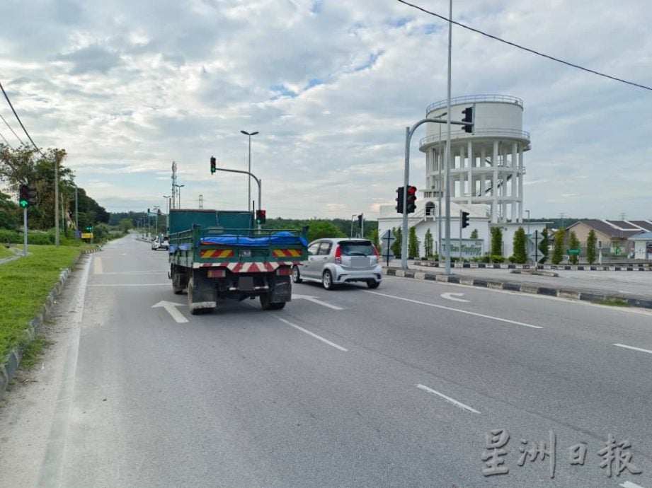 曾发生死亡车祸 不少车不察直驶过 曾吉京丁村口交通灯启用
