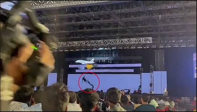 有片∕公司庆典乘铁笼华丽登场 铁链突断裂高空直坠 执行长身亡