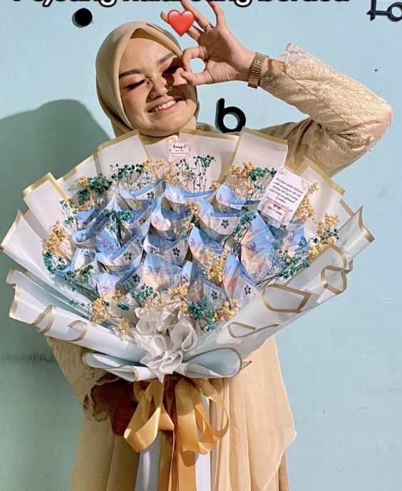 未婚夫送“钞票花束” 下秒被父母偷走