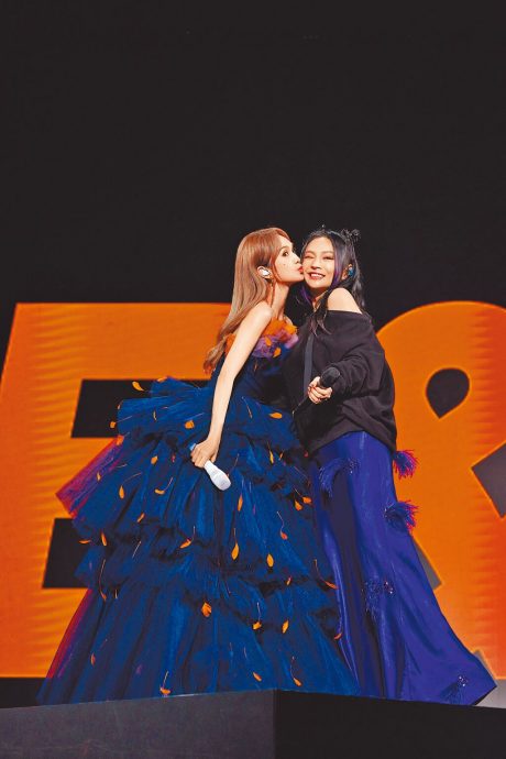 杨丞琳携Faye玩亲亲 突告白:我很喜欢她