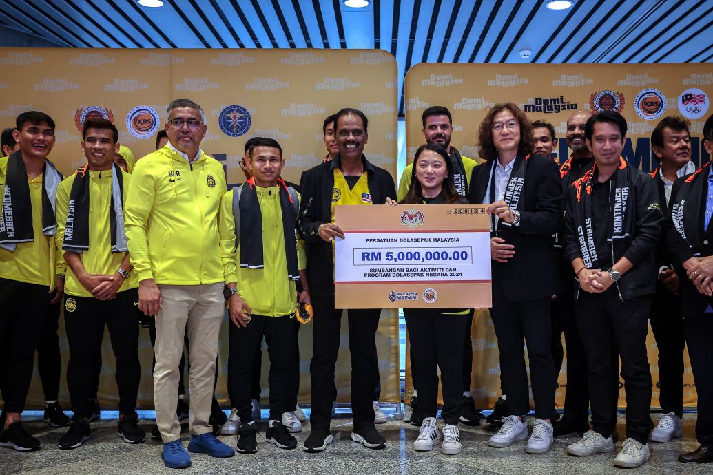 杨巧双:亚洲杯花700万比其他国低 国足返都门获英雄式迎接