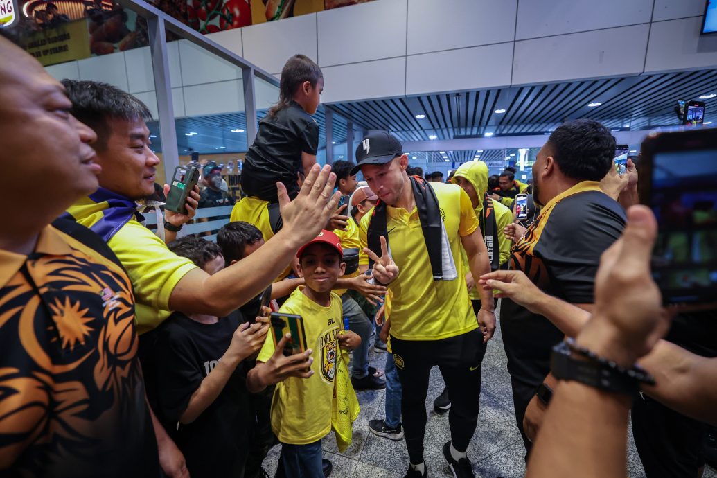 杨巧双:亚洲杯花700万比其他国低 国足返都门获英雄式迎接