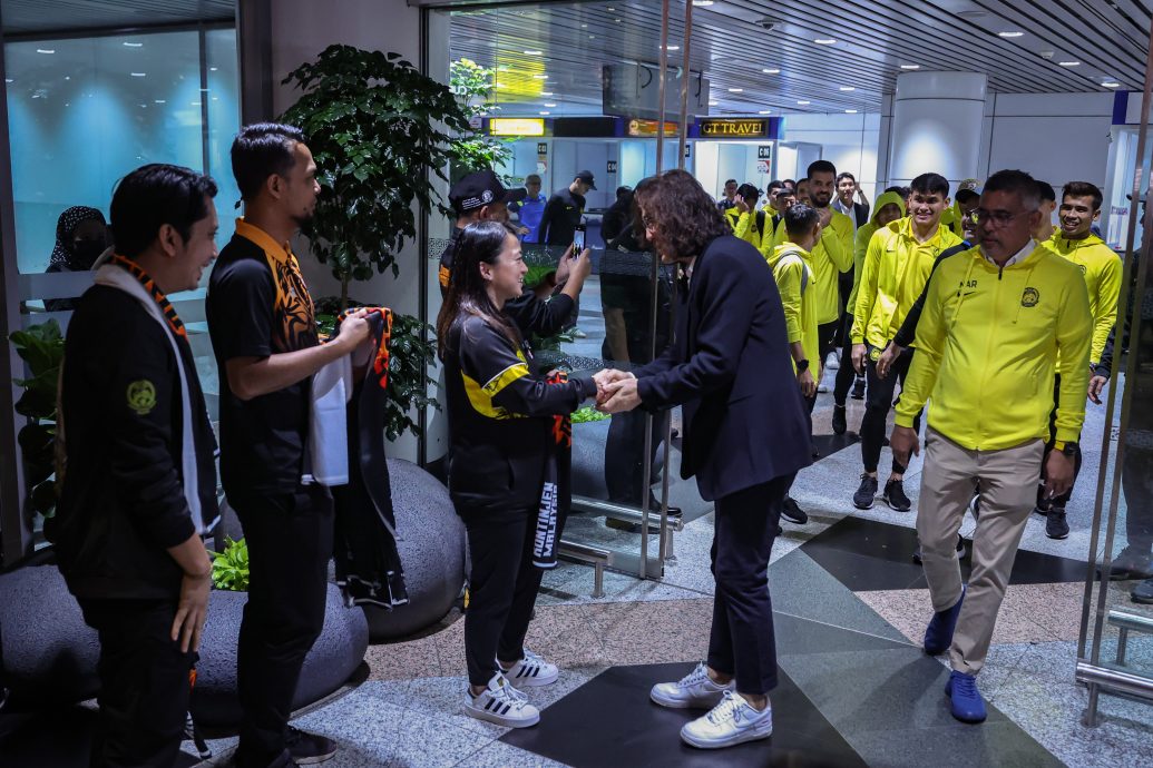 杨巧双:亚洲杯花700万比其他国低 国足返都门获英雄式迎接