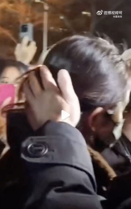 杨幂遭咸猪手乱摸暴怒回瞪 12秒性骚扰视频疯传