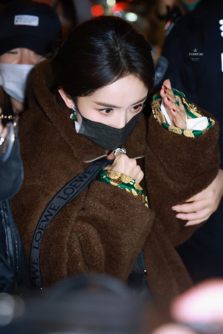 杨幂遭咸猪手乱摸暴怒回瞪 12秒性骚扰视频疯传