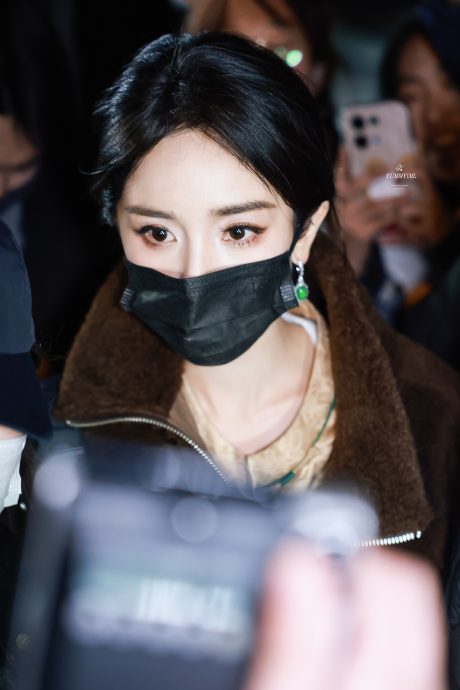 杨幂遭咸猪手乱摸暴怒回瞪 12秒性骚扰视频疯传