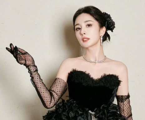 杨幂遭咸猪手乱摸暴怒回瞪 12秒性骚扰视频疯传