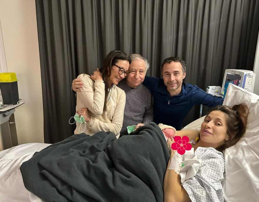 杨紫琼怀抱宝宝出镜 晒祖孙三代全家福