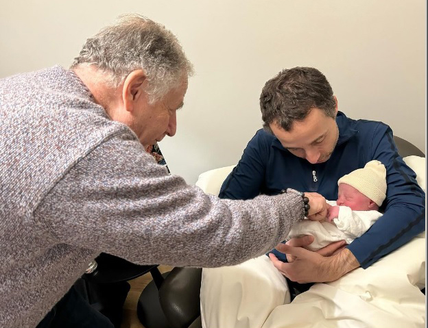 杨紫琼怀抱宝宝出镜 晒祖孙三代全家福