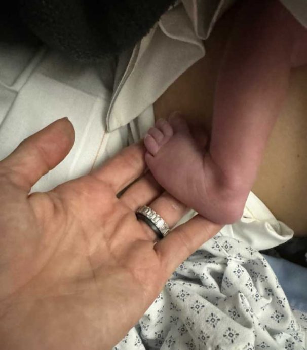 杨紫琼怀抱宝宝出镜 晒祖孙三代全家福