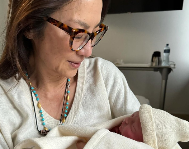 杨紫琼怀抱宝宝出镜 晒祖孙三代全家福